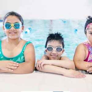 kids learning swimming